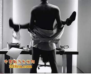 在办公室里他强暴了我+